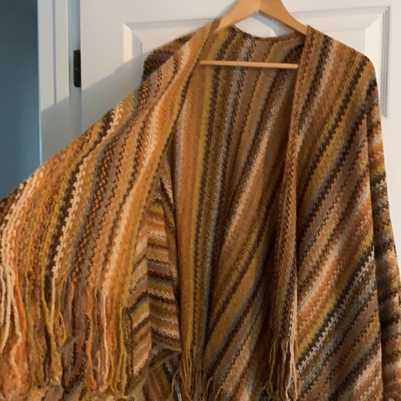 Beautiful poncho - Picture 2 of 2